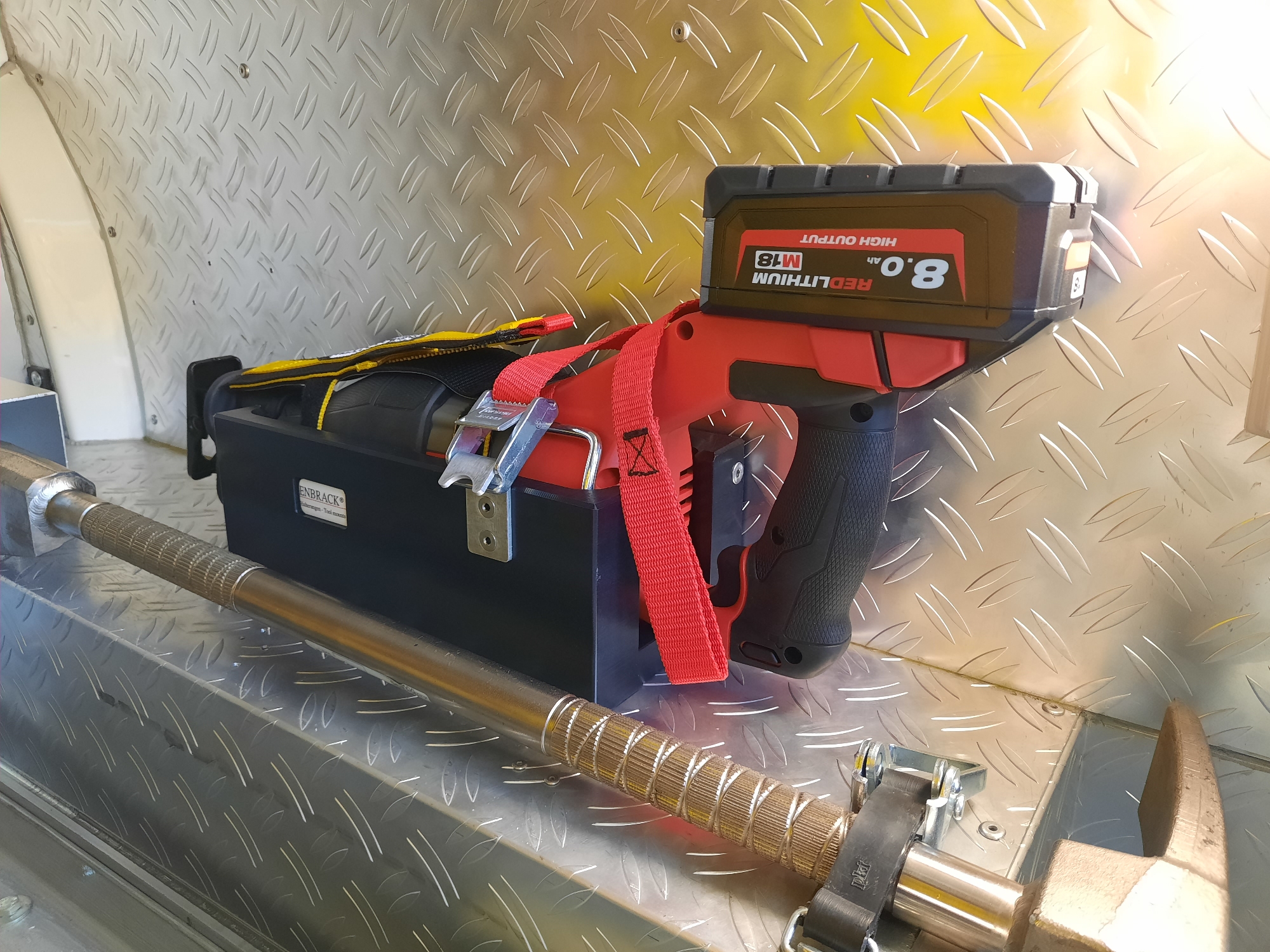 ENBRACK Halterung für Milwaukee Akku Säbelsäge M 18 FSX, liegend und stehend ENBRACK Halterung für Milwaukee Akku Säbelsäge M 18 FSX, liegend und stehend